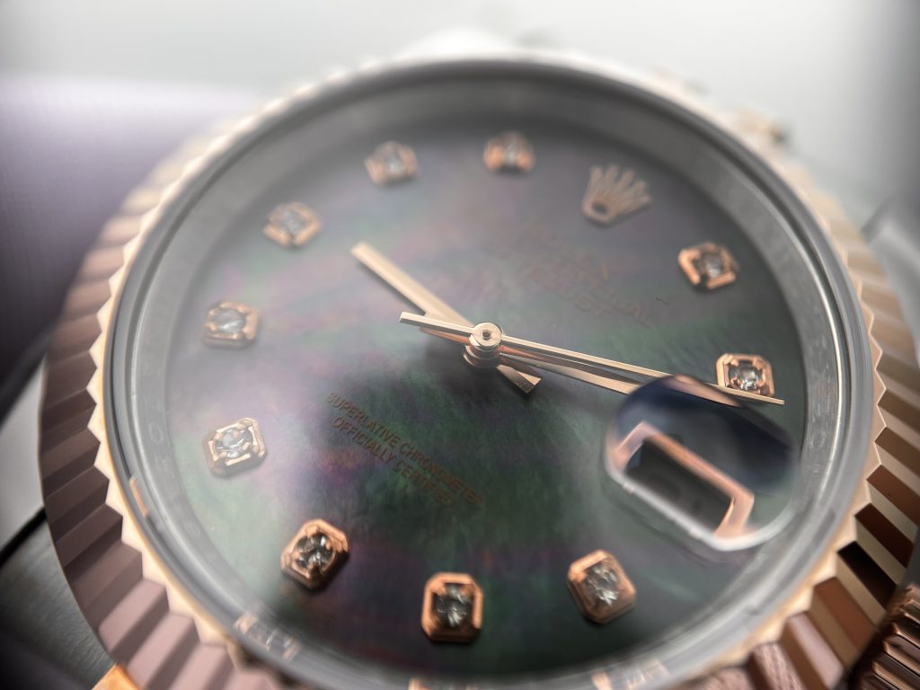 Đồng hồ Rolex DateJust mặt xà cừ