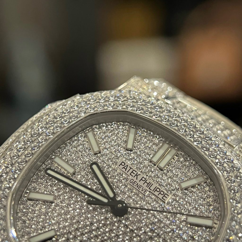 Đồng hồ Patek Philippe đính full kim cương nhân tạo
