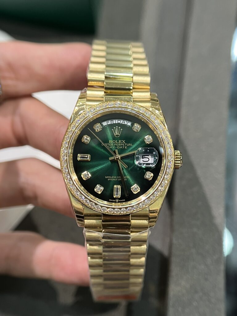 Đồng Hồ Nam Rolex Day-Date Fake 11 Thụy Sỹ Mặt Số Xanh Lá Ombre