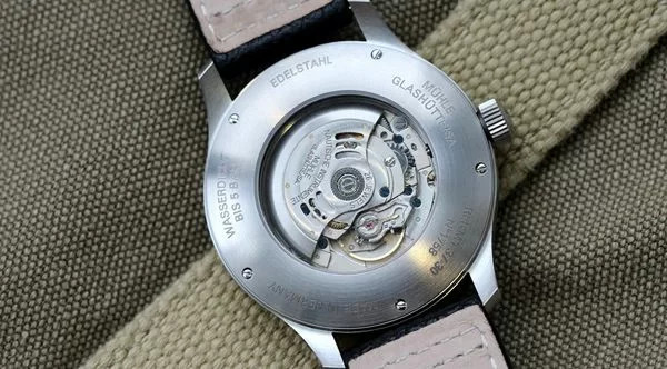 Bộ máy SW 200 được tùy chỉnh trên đồng hồ Muhle Glashutte Terrasport 1 Beobachter