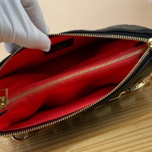 Túi Louis Vuitton LV Coussin Siêu Cấp Màu Đen 20x19cm (2)