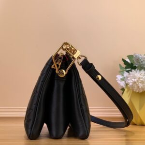 Túi Louis Vuitton LV Coussin Siêu Cấp Màu Đen 20x19cm (4)