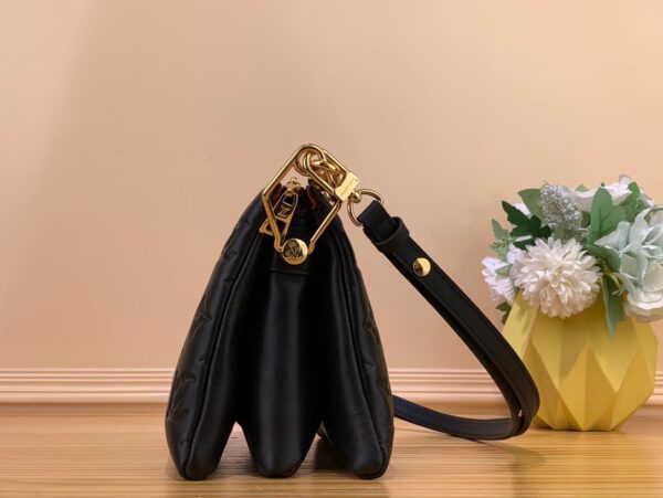 Túi Louis Vuitton LV Coussin Siêu Cấp Màu Đen 20x19cm (4)
