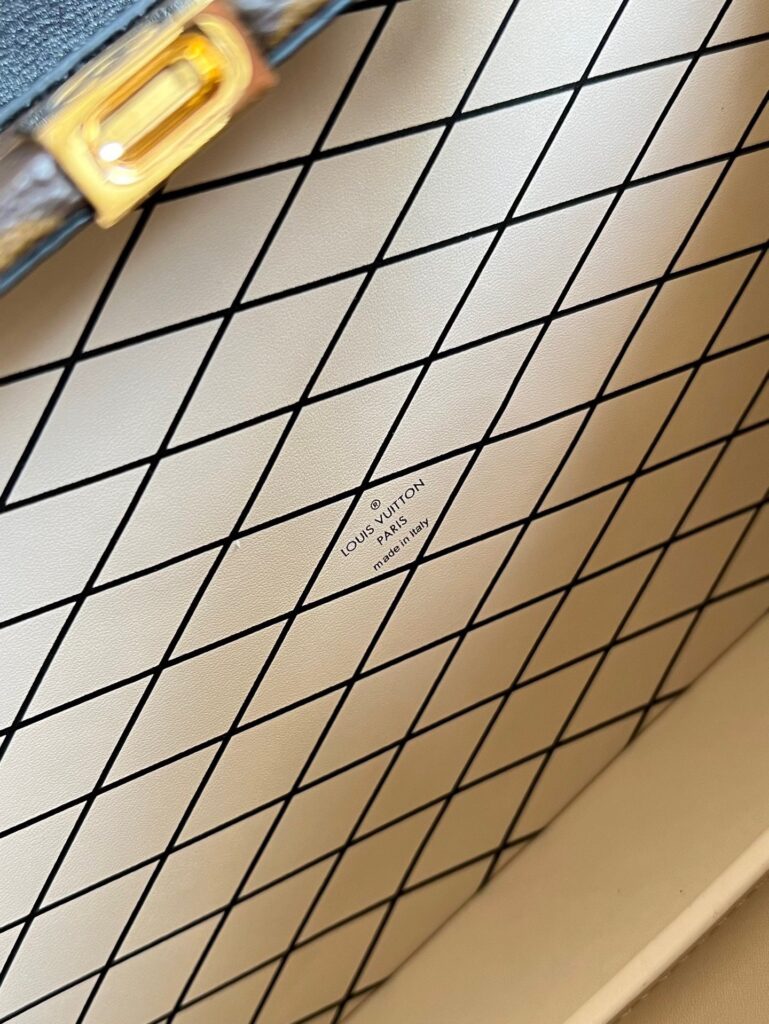 Túi Louis Vuitton LV Petite Malle V Họa Tiết Monogram 24x16x13cm (2)