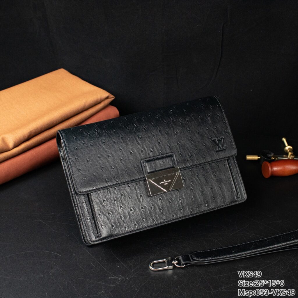 LOUIS VUITTON THAMES CLUTCH IN EPI LEATHER