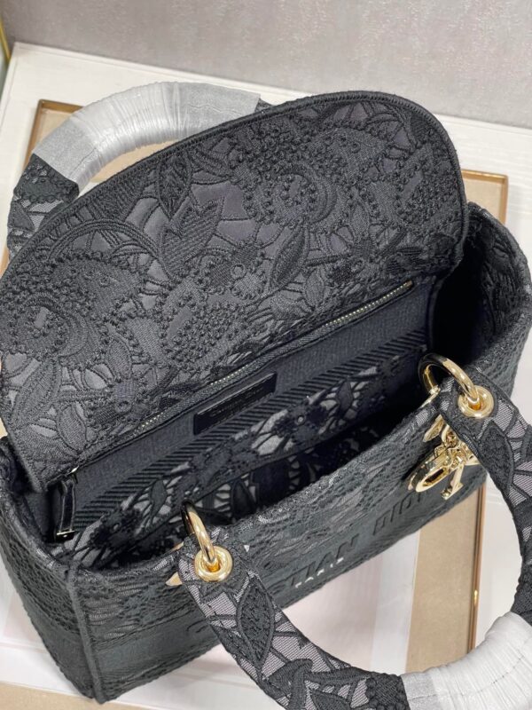 Túi Xách Dior Lady Họa Tiết Ren Hoa Nữ Màu Đen Rep 11 Cao Cấp 24cm (2)