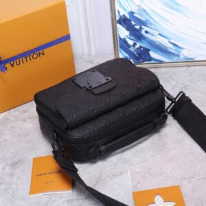 Túi Louis Vuitton LV S Lock Messenger Bag Monogram Siêu Cấp Màu Đen 22x18x8cm (2)