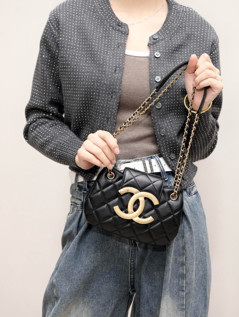 Túi Xách Chanel 24C Siêu Cấp Màu Đen Khóa Vàng 21x14x5cm (2)