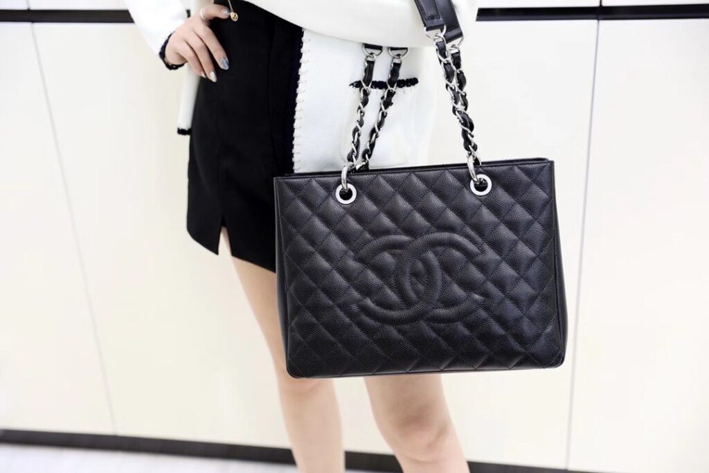 Túi Xách Chanel Shopping Nữ Màu Đen Khóa Bạc Siêu Cấp 33x23x11cm (1)