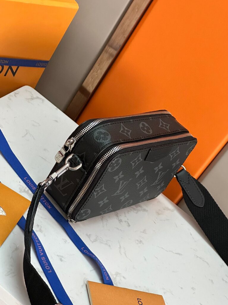 Túi Xách Louis Vuitton LV Alpha Wearable Nam Họa Tiết Monogram Siêu Cấp 18,5x11x6,5cm (2)
