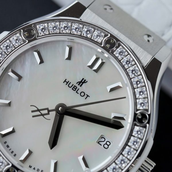 Đồng Hồ Hublot Nữ Rep 11 Mặt Xà Cừ Đính Đá Màu Trắng (3)