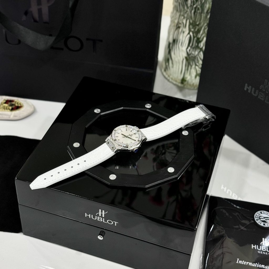 Đồng Hồ Hublot Classic Fusion Replica 11 Nữ Mặt Khảm Xà Cừ Màu Trắng 33mm (2)