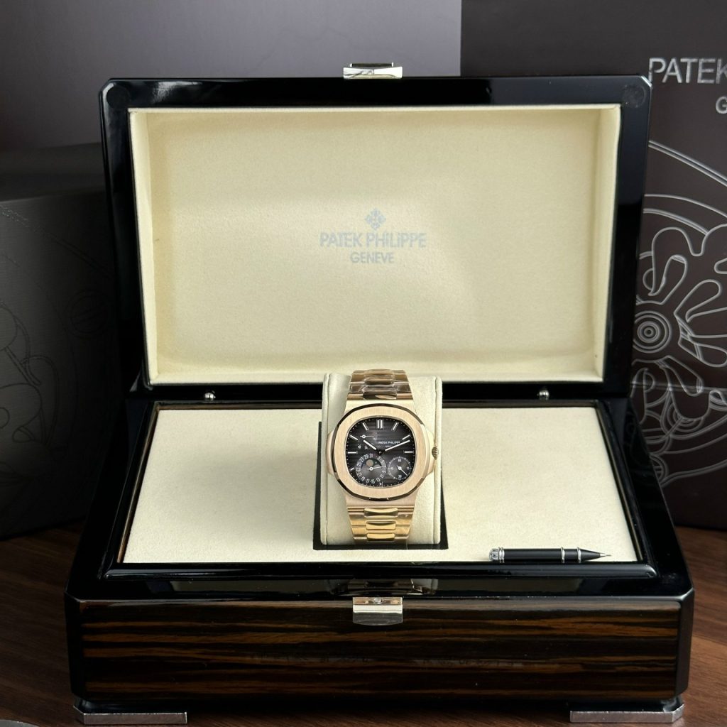 Đồng Hồ Patek Philippe Nautilus 5712R Rep 1:1 Nhà Máy PPF Khoá Mới 40mm