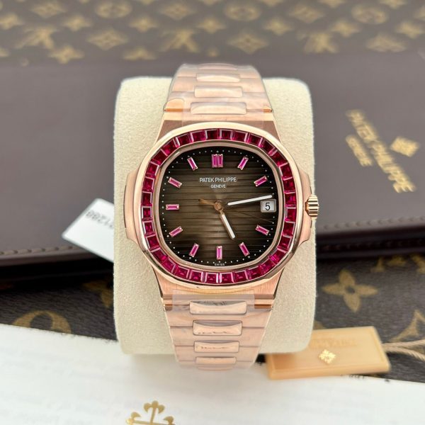 Đồng Hồ Patek Philippe Nautilus 5723 Bọc Vàng 18K Đá Ruby Đỏ