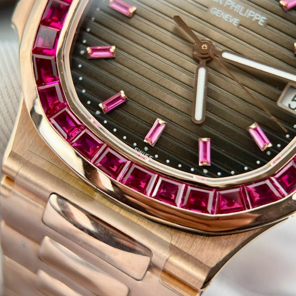 Đồng Hồ Patek Philippe Nautilus 5723 Bọc Vàng 18K Đá Ruby Đỏ