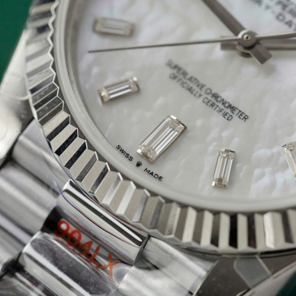 Đồng Hồ Rolex Day-Date Replica Mặt Xà Cừ Cọc Số Moissanite GMF 40mm (13)