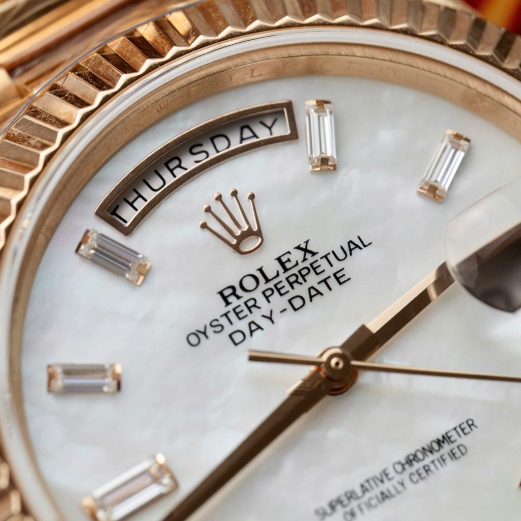 Đồng Hồ Rolex Day-Date Chế Tác Bọc Vàng Mặt Khảm Trai Cọc Số Moissanite GMF 40mm (2)