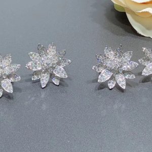 Bông Tai Van Cleef & Arpels Mặt Bông Hoa Sen Chế Tác Kim Cương Vàng Trắng 18K (2)