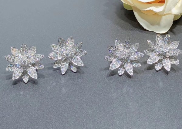 Bông Tai Van Cleef & Arpels Mặt Bông Hoa Sen Chế Tác Kim Cương Vàng Trắng 18K (2)