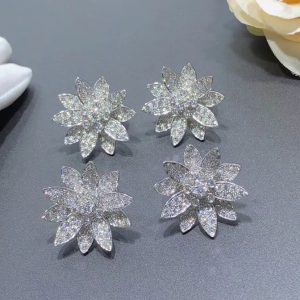 Bông Tai Van Cleef & Arpels Mặt Bông Hoa Sen Chế Tác Kim Cương Vàng Trắng 18K (2)