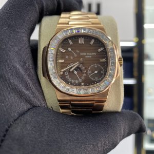 Đồng Hồ Cũ Patek Philippe Nautilus 5724 Độ Kim Cương Moissanite Baguette 40mm (2)