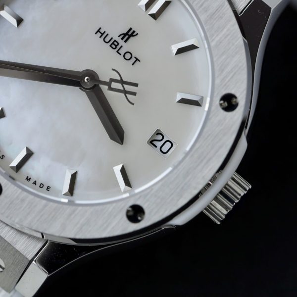 Đồng Hồ Hublot Nữ Mặt Xà Cừ Dây Cao Su Màu Trắng Máy Pin 33mm (5)