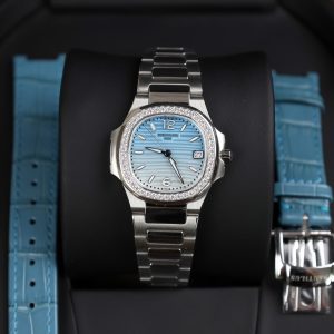 Đồng Hồ Patek Philippe Nautilus 7010G Màu Xanh Đính Đá Nhà Máy GR 32mm (1)