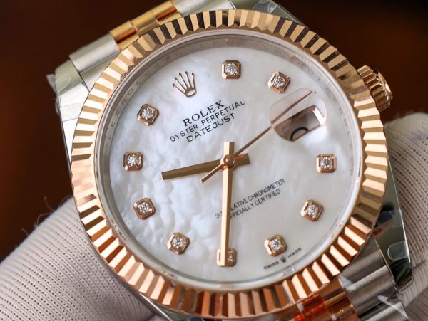 Đồng Hồ Rolex Bọc Vàng Mặt Khảm Trai Trắng Cọc Số Moissanite GMF 41mm (2)