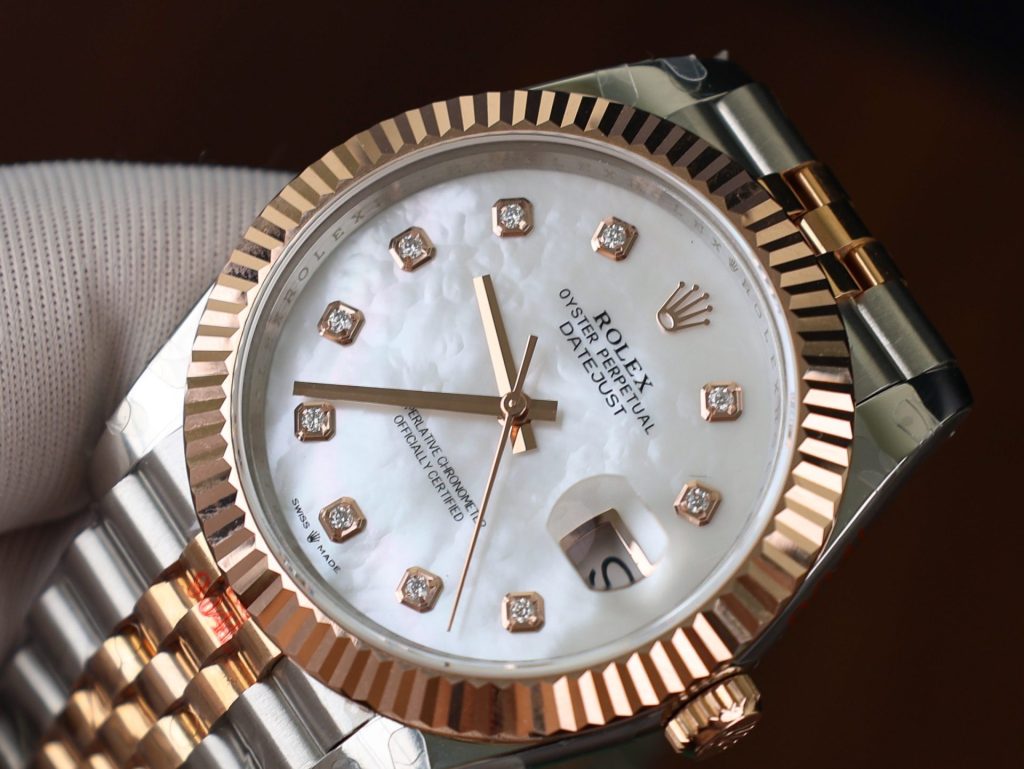 Đồng Hồ Rolex Bọc Vàng Mặt Khảm Trai Trắng Cọc Số Moissanite GMF 41mm (2)