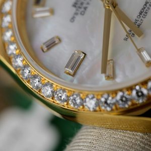 Đồng Hồ Rolex Day-Date Chế Tác Mặt Xà Cừ Tự Nhiên Cọc Số Moissanite Bọc Vàng 40mm (12)