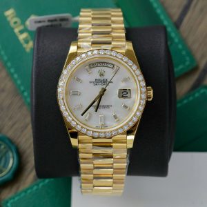 Đồng Hồ Rolex Day-Date Chế Tác Mặt Xà Cừ Tự Nhiên Cọc Số Moissanite Bọc Vàng 40mm (12)