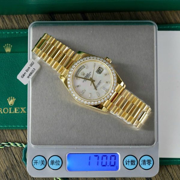 Đồng Hồ Rolex Day-Date Chế Tác Mặt Xà Cừ Tự Nhiên Cọc Số Moissanite Bọc Vàng 40mm (12)