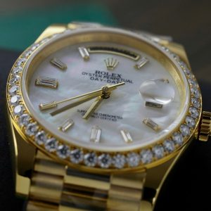 Đồng Hồ Rolex Day-Date Chế Tác Mặt Xà Cừ Tự Nhiên Cọc Số Moissanite Bọc Vàng 40mm (12)