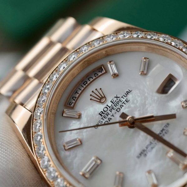 Đồng Hồ Rolex Day-Date Đính Moissanite Độ Mặt Xà Cừ Tự Nhiên Bọc Vàng 36mm (22)