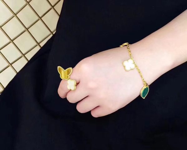 Vòng Tay Van Cleef & Arpels Lucky Alhambra Chế Tác Đá Quý Xà Cừ Vàng 18K (2)