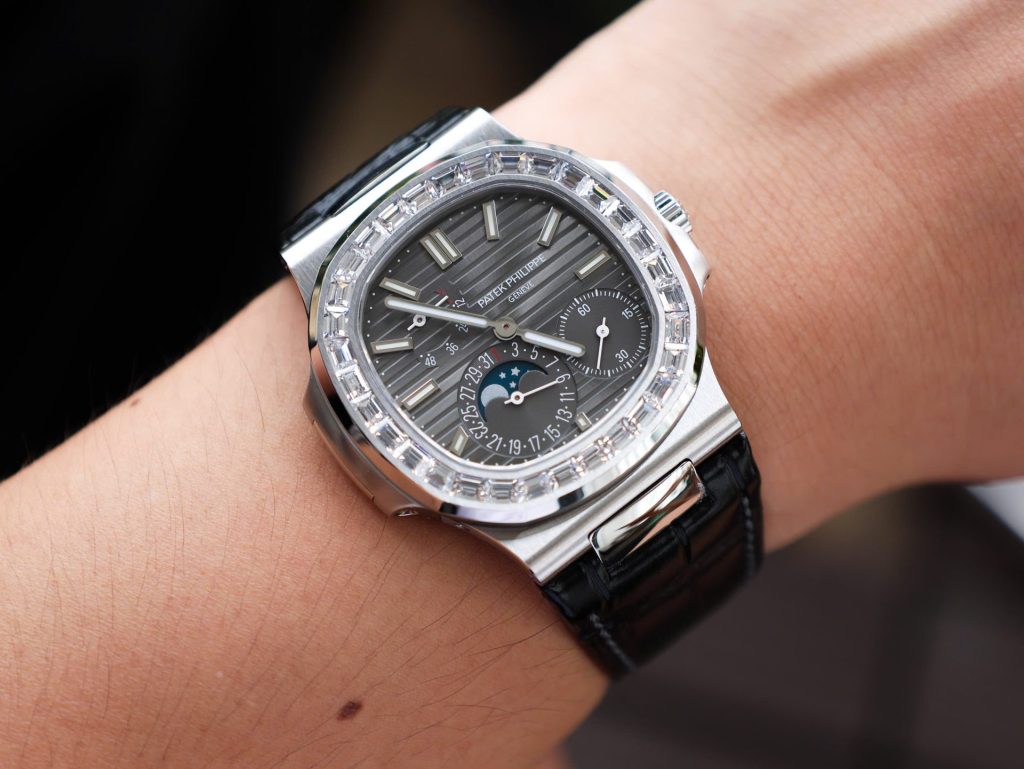 Đồng Hồ Patek Philippe Nautilus 5722G Replica 11 Mặt Xám PPF Factory 40mm (2)