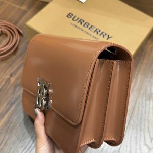 Túi Xách Burberry Logo Plaque Crossbody Nữ Màu Nâu Da Trơn Siêu Cấp 22x16x8cm (2)