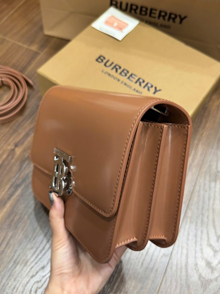 Túi Xách Burberry Logo Plaque Crossbody Nữ Màu Nâu Da Trơn Siêu Cấp 22x16x8cm (2)