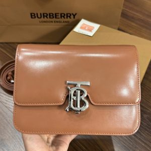 Túi Xách Burberry Logo Plaque Crossbody Nữ Màu Nâu Da Trơn Siêu Cấp 22x16x8cm (2)