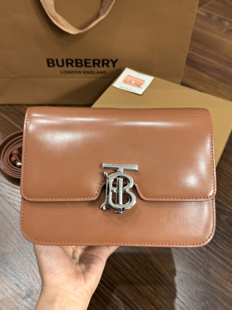 Túi Xách Burberry Logo Plaque Crossbody Nữ Màu Nâu Da Trơn Siêu Cấp 22x16x8cm (2)