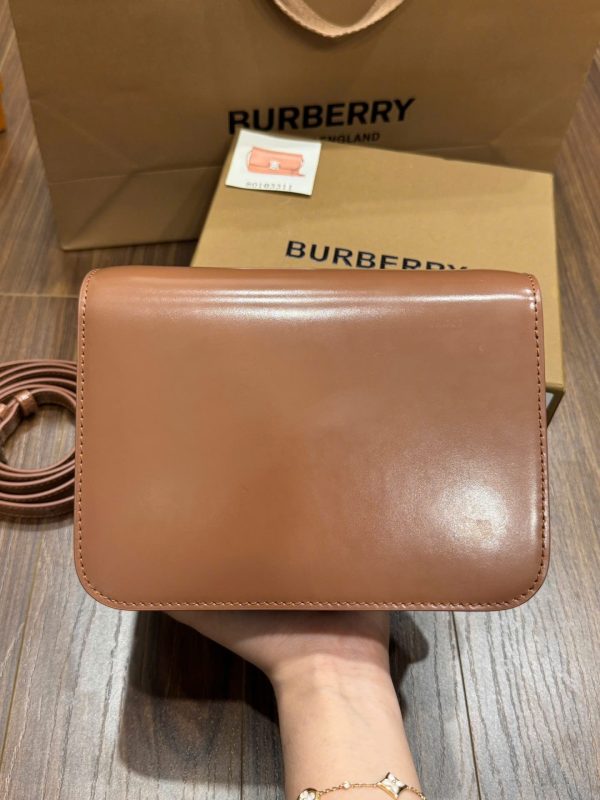 Túi Xách Burberry Logo Plaque Crossbody Nữ Màu Nâu Da Trơn Siêu Cấp 22x16x8cm (2)