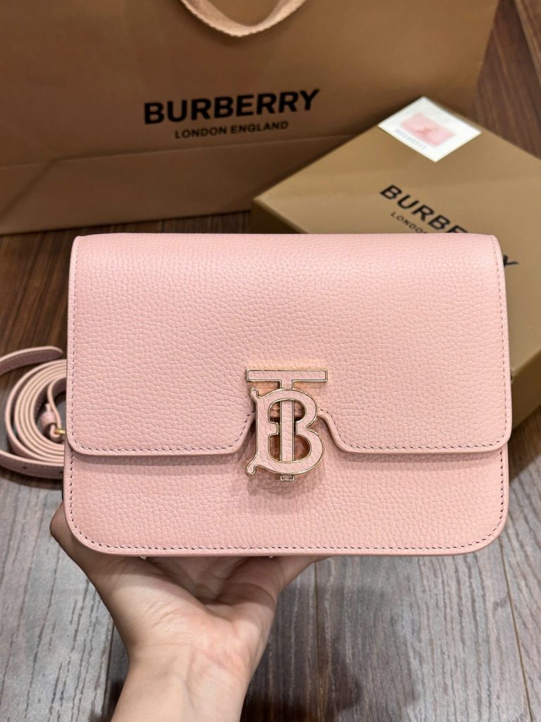 Túi Xách Burberry Logo Plaque Crossbody Siêu Cấp Nữ Màu Hồng 22x16x8cm (2)