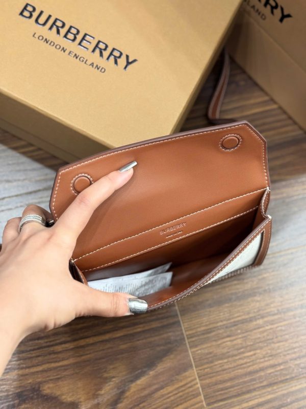 Túi Xách Burberry Title Horseerry Siêu Cấp Màu Nâu 15x19 (2)