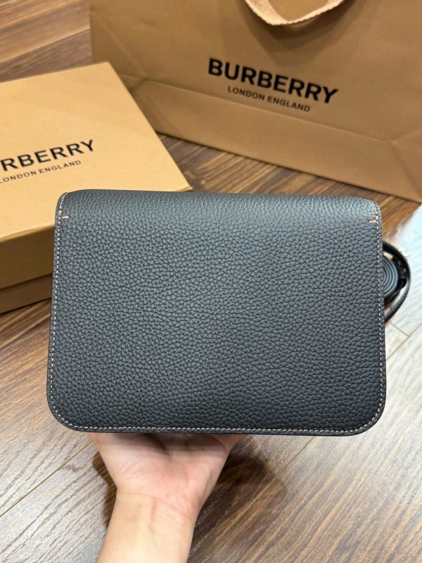 Túi Xách Nữ Burberry Logo Plaque Crossbody Màu Đen Siêu Cấp 22x16x8cm (2)