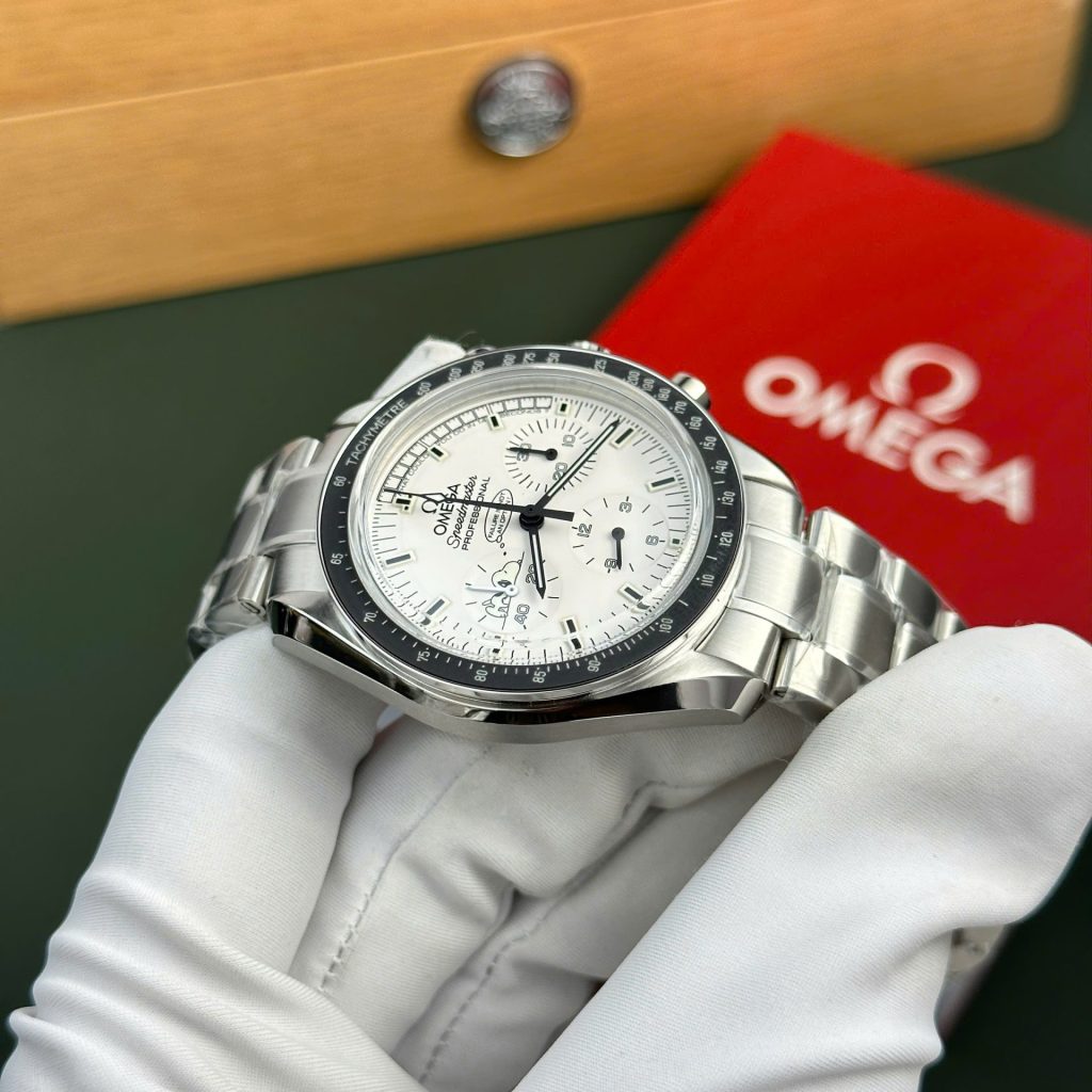 Đồng Hồ Omega Speedmaster Apollo 13 Silver Snoopy Replica 11 Cao Cấp Nhà Máy OM 42mm (2)