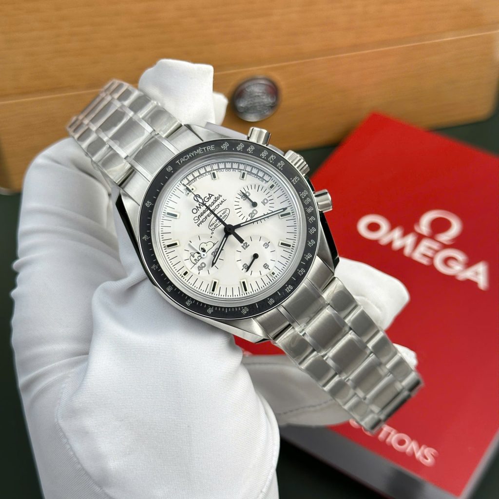 Đồng Hồ Omega Speedmaster Apollo 13 Silver Snoopy Replica 11 Cao Cấp Nhà Máy OM 42mm (2)