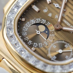 Đồng Hồ Patek Philippe Nautilus 5724R Chế Tác Bọc Vàng Thật + Kim Cương Moissanite Mặt Nâu PPF 40mm (2)