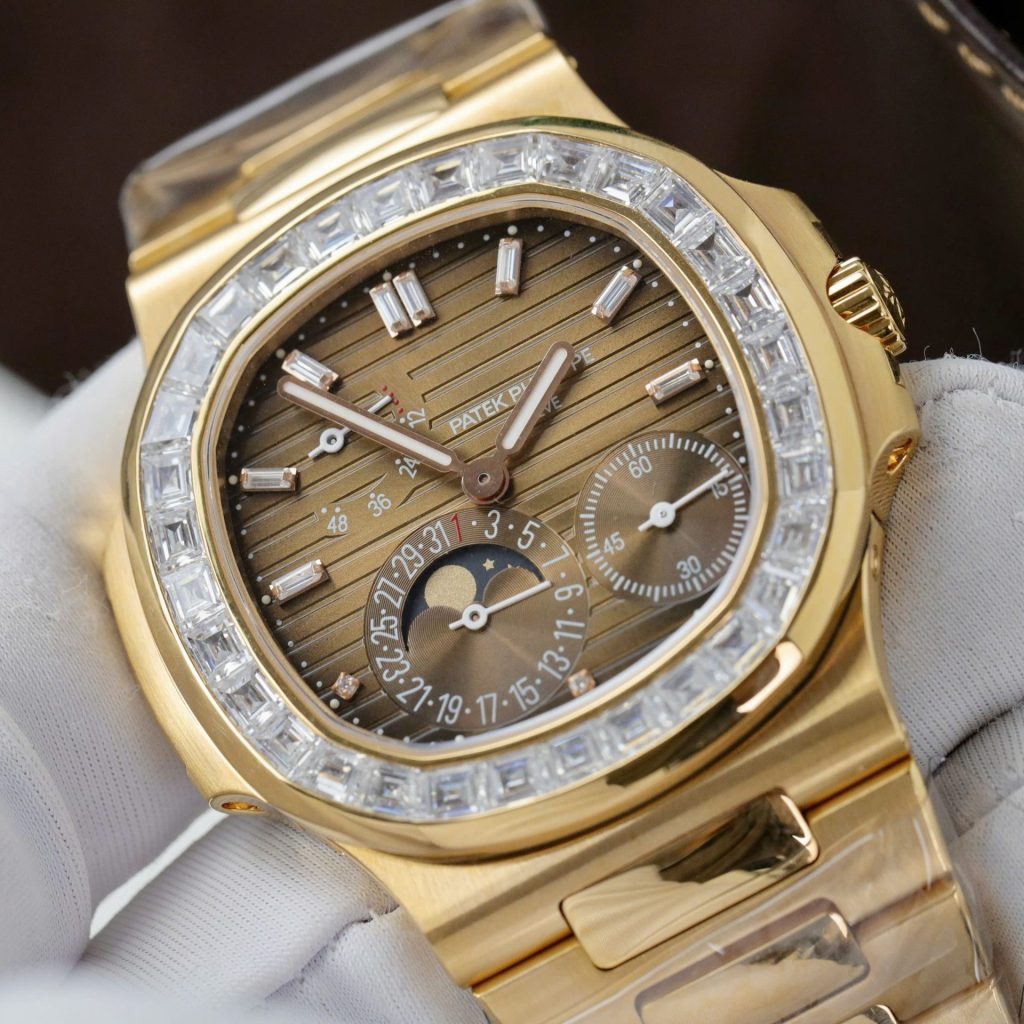 Đồng Hồ Patek Philippe Nautilus 5724R Chế Tác Bọc Vàng Thật + Kim Cương Moissanite Mặt Nâu PPF 40mm (2)