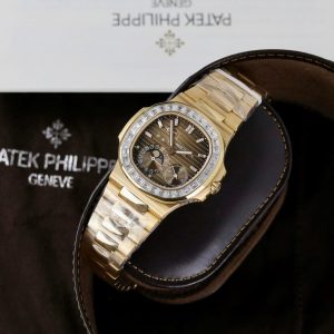 Đồng Hồ Patek Philippe Nautilus 5724R Chế Tác Bọc Vàng Thật + Kim Cương Moissanite Mặt Nâu PPF 40mm (2)