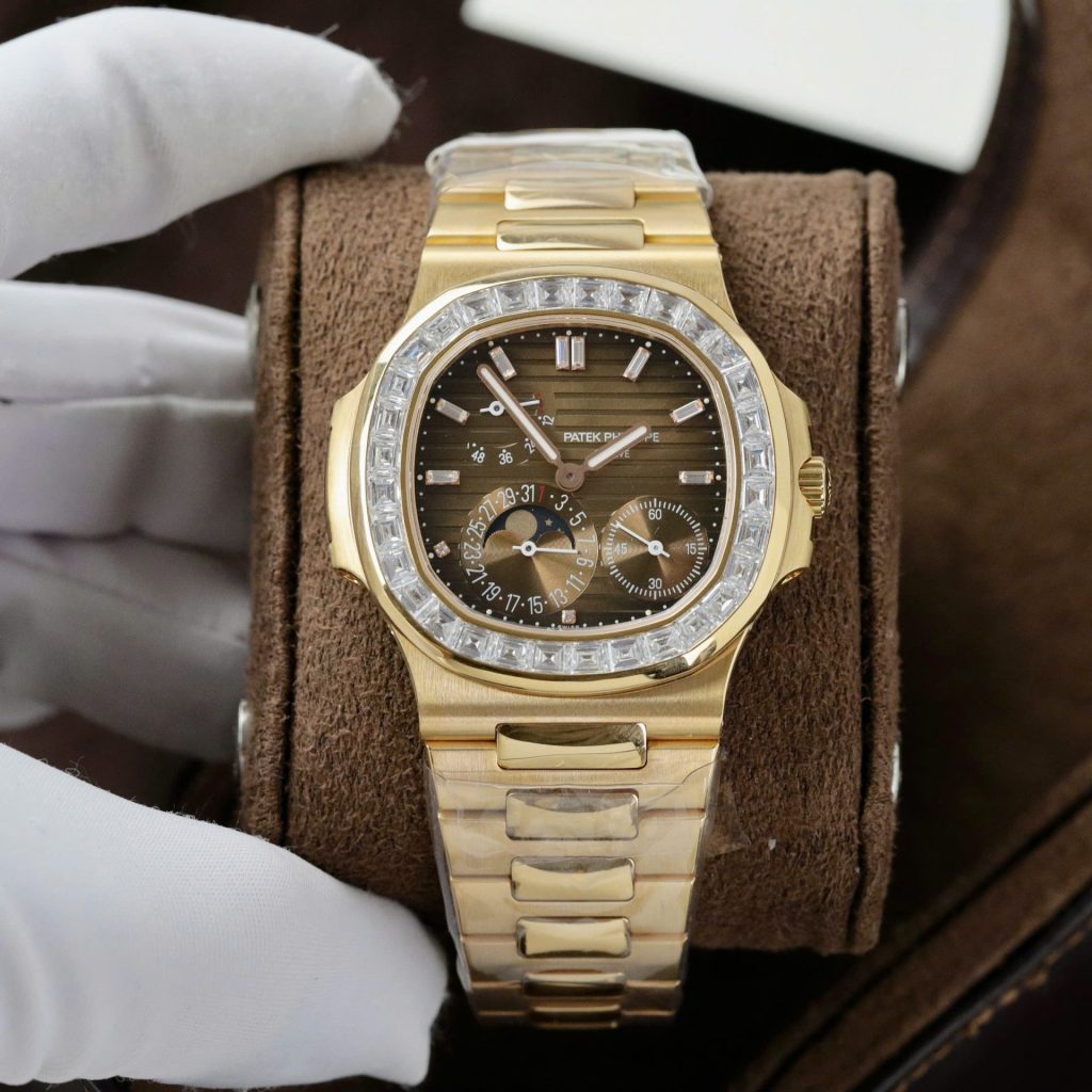 Đồng Hồ Patek Philippe Nautilus 5724R Chế Tác Bọc Vàng Thật + Kim Cương Moissanite Mặt Nâu PPF 40mm (2)